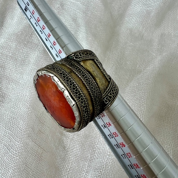 Antique Afghan Tribal Carnelian Saddle Ring – 19th‑20th C. Heart‑Shaped Band - Picture 12 of 13